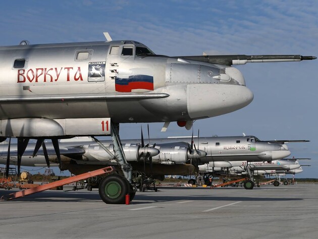 В ГУР сообщили об атаке дронов по трем военным аэродромам в РФ, вероятно, повреждены три Ту-95МС, уничтожены два Су-25, есть погибшие – СМИ 