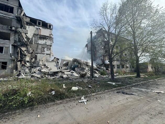 Окупанти артилерією та авіабомбами атакували два райони Донецької області, зруйнували цілий під'їзд п'ятиповерхівки. Фото