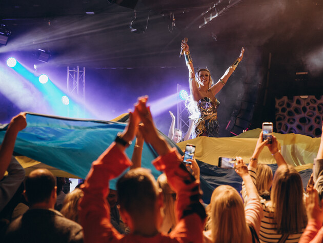 На концерте Поляковой во Франкфурте развернули 18-метровый флаг Украины. Певица расплакалась. Фото