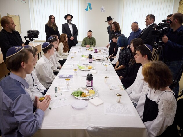 Зеленский встретил символический канун Песаха в еврейской школе в Киеве