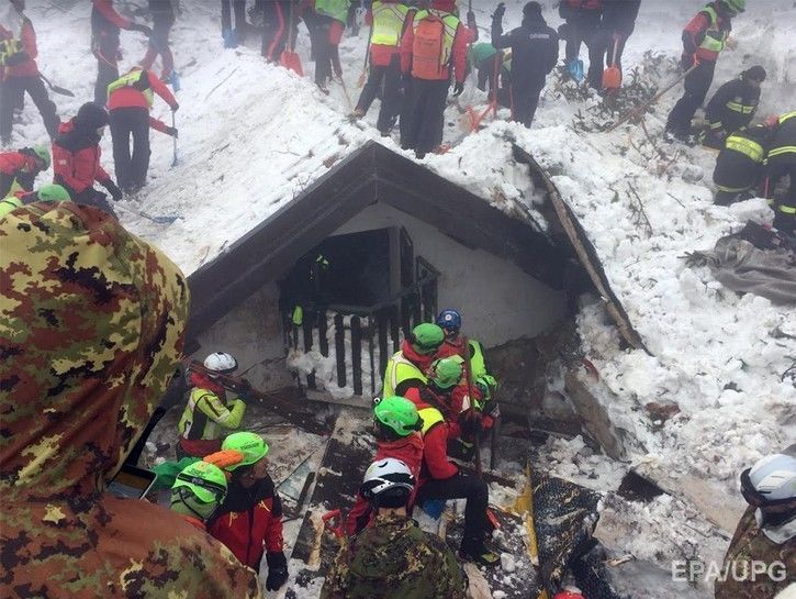 Число погибших в результате схождения лавины на отель в Италии возросло до 12