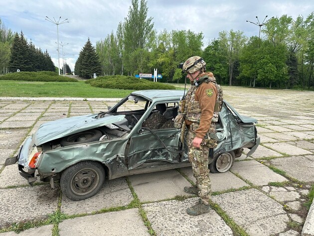 Оккупанты нанесли авиаудар по центру Константиновки, ранены пятеро человек, которые ехали на авто, их спасали парамедики. Видео
