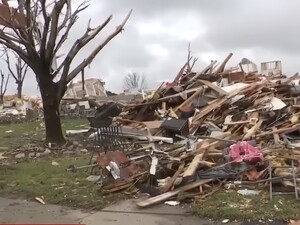 На ряд штатов США обрушились торнадо. Повреждены сотни домов, есть пострадавшие
