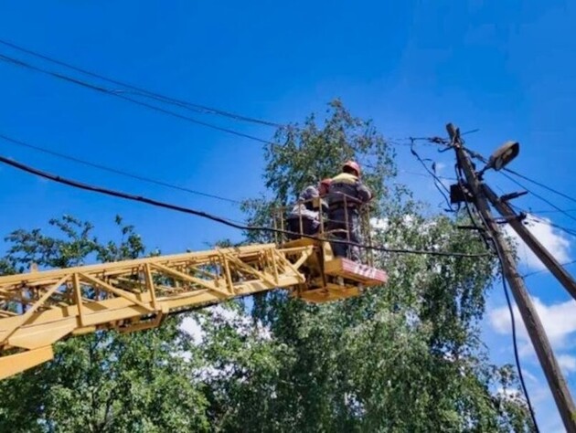 У квітні ДТЕК відновив електропостачання осель 302 тис. сімей, які були без світла внаслідок атак
