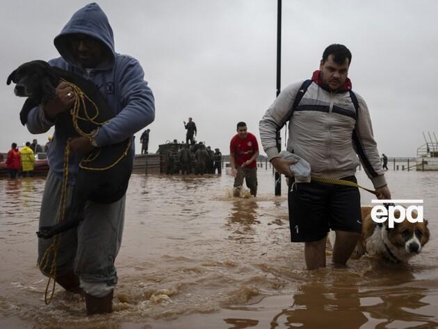 У Бразилії внаслідок повеней після злив загинуло щонайменше 55 людей. Фото