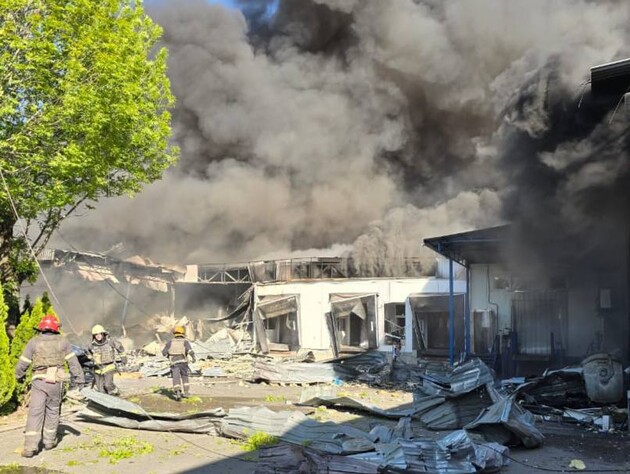 Синєгубов показав наслідки денного удару по Харкову. Пожежа триває, кількість постраждалих зросла до шести. Фото