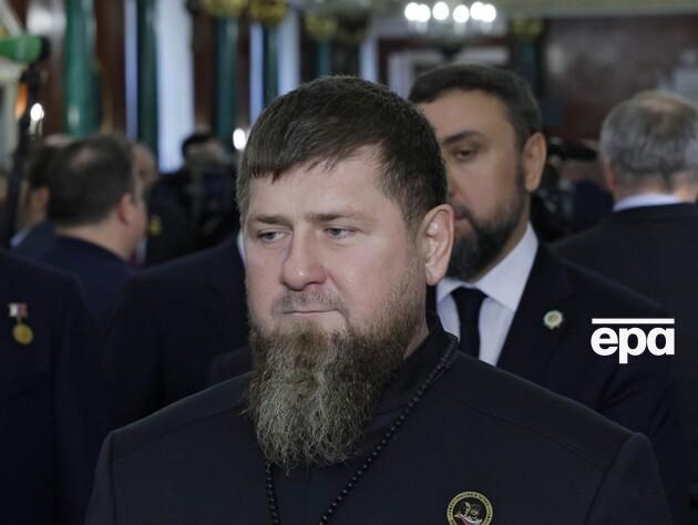 Кадыров не смог самостоятельно снять куртку на 