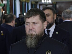 Кадыров не смог самостоятельно снять куртку на 