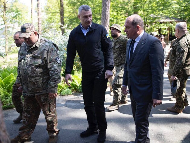 Кличко вместе с мэром Брюсселя привезли помощь бойцам батальона 
