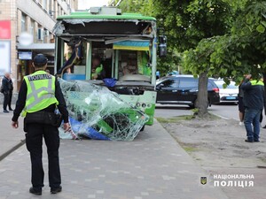 У Черкасах зіткнулися тролейбус і пожежна машина, некерований електротранспорт пошкодив п'ять автомобілів – поліція