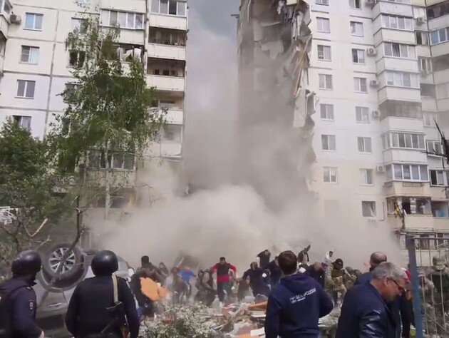 У будинку в Бєлгороді, у якому обвалився під'їзд, під час рятувальних робіт упав дах. Відео