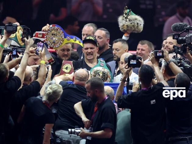 Усик победил Фьюри с нокдауном и стал абсолютным чемпионом мира. Лучшие моменты боя. Фоторепортаж