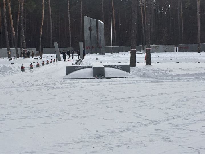 Польша требует от Украины расследовать осквернение мемориала в Быковне