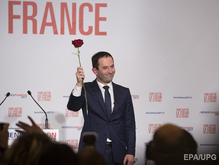 Экс-министр образования Франции Амон побеждает на праймериз Соцпартии