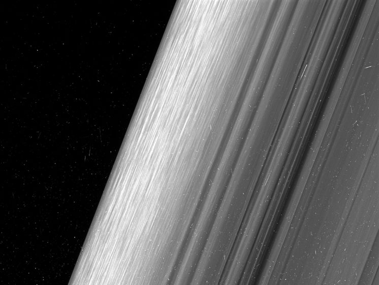 NASA опубликовало снимки колец Сатурна в рекордном разрешении