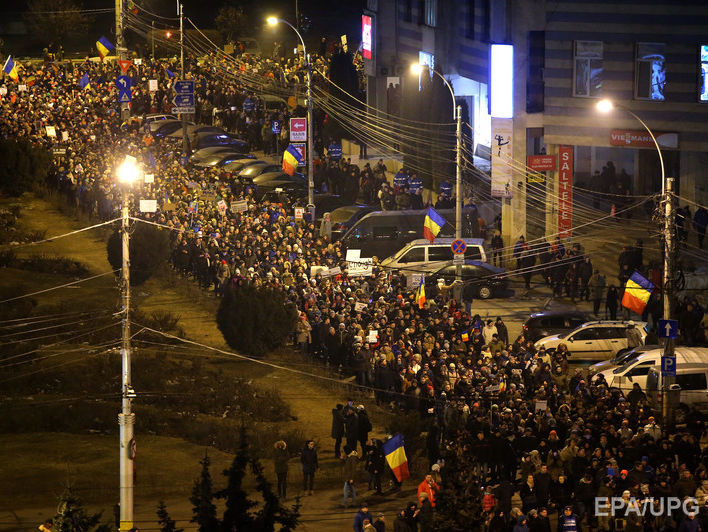 Антиправительственные протесты в Бухаресте: демонстранты забросали полицию петардами