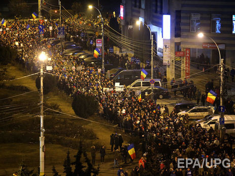 Антиправительственные протесты в Бухаресте: демонстранты забросали полицию петардами