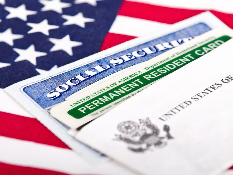 Белый дом разрешил владельцам Green Card въезд в США