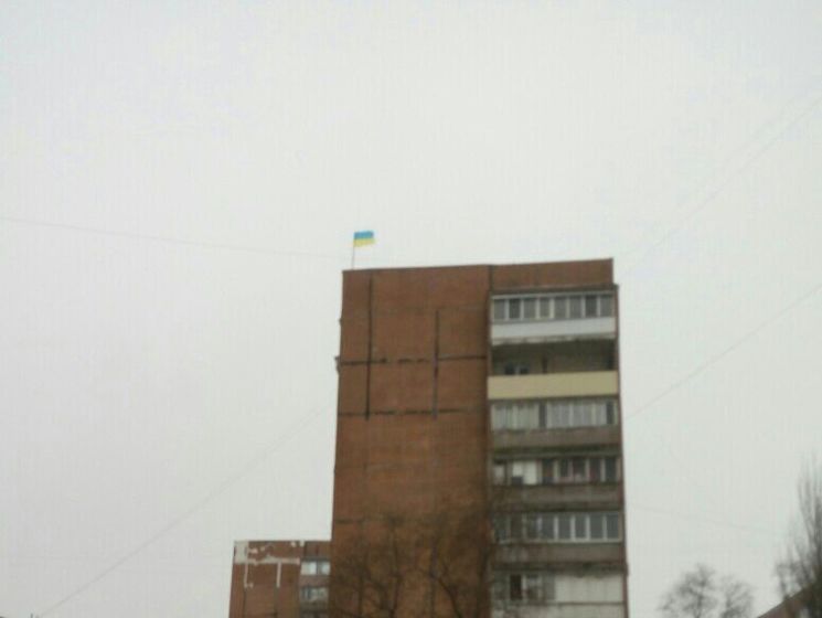 В Донецке на многоэтажке установили украинский флаг &ndash; соцсети