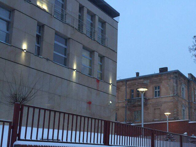 МИД Украины осудил акт вандализма, совершенный в отношении генконсульства Польши во Львове