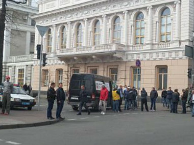 Автомобилисты и Самооборона перекрыли улицу Грушевского в Киеве
