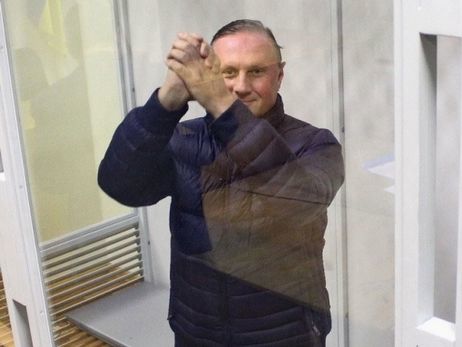 Вид из окна на город, компьютер и полка с книгами: журналисты показали камеру Ефремова в СИЗО. Видео