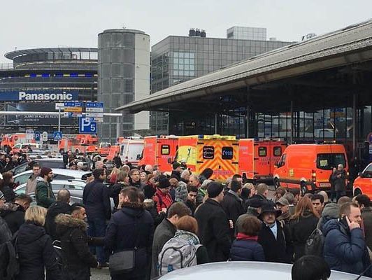 В аэропорту Гамбурга 50 людей отравились неизвестным веществом