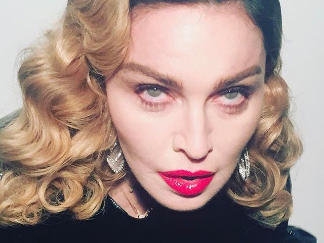 Мадонна без бюстгальтера в прозрачной блузе снялась для Vogue
