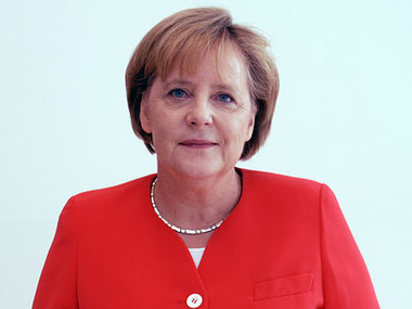 Меркель призвала Россию "дистанцироваться" от применения силы