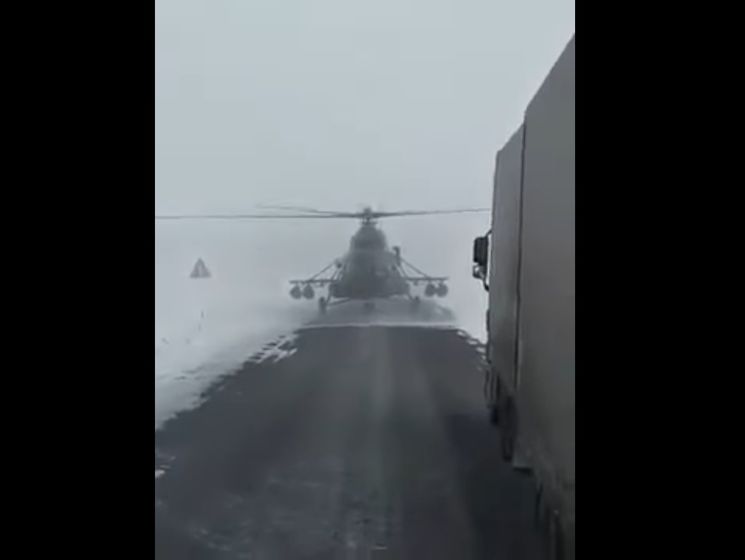 У Казахстані пілот посадив військовий вертоліт на дорогу, щоб дізнатися, куди летіти. Відео