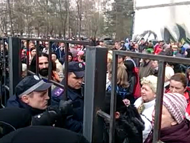 В Харькове родственники сепаратистов пикетируют суд