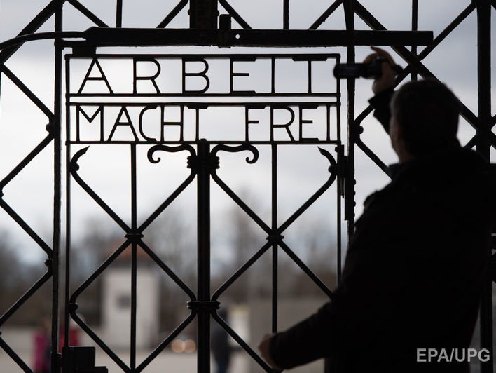 У меморіальний комплекс Дахау повернули ворота з написом Arbeit macht frei