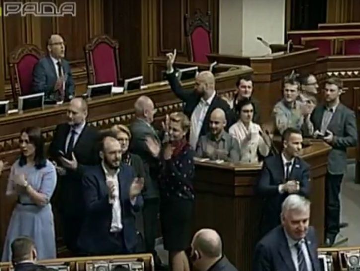 Депутаты заблокировали трибуну парламента во время рассмотрения законопроекта об изменениях в Налоговый кодекс