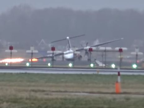 В аэропорту Амстердама у самолета при посадке сломалось шасси.