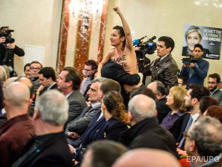 Напівгола активістка Femen намагалася зірвати виступ Ле Пен. Відео