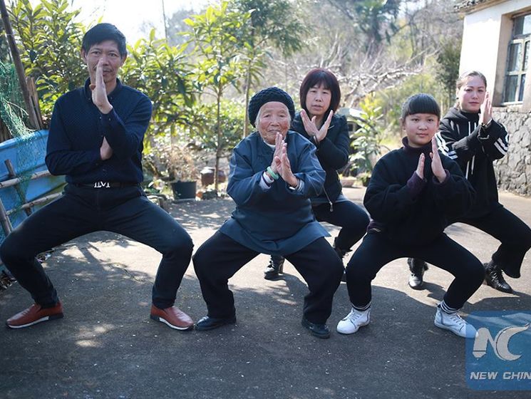 "Кунг-фу бабуся". 93-річна китаянка щодня практикує бойове мистецтво. Відео