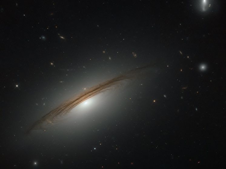 Hubble сфотографував "гібридну" галактику