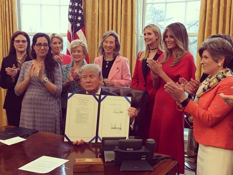 Трамп подписал законопроекты, улучшающие доступ женщин к техническому образованию и предпринимательству