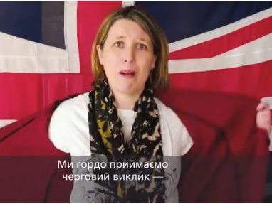 Флешмоб #22PushupChallenge: посол Великобритании отжалась в поддержку украинских военных. Видео