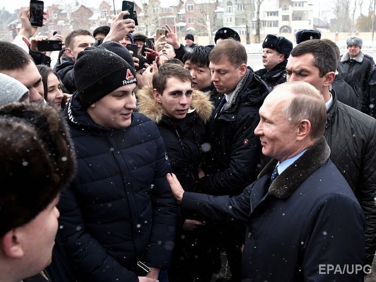 В Красноярске перед приездом Путина заварили люки на одной из улиц и завезли чистый снег