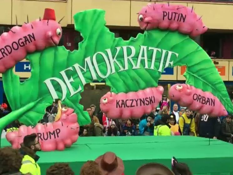 На карнавалі в Дюссельдорфі Трампа зобразили ґвалтівником статуї Свободи, а Путіна – гусеницею. Відео