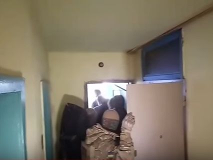 Журналисты показали, как люди в камуфляже выходили из квартиры Марушевской. Видео