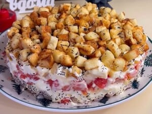 Для этого салата понадобятся мак и ароматные сухарики. Рецепт праздничного блюда с невероятным вкусом