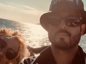 Океан, новый спутник и водка. Спирс похвасталась отдыхом посреди океана