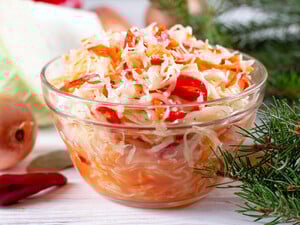 Добавьте это к квашеной капусте – и получите лучший салат на гарнир. Рецепт в несколько шагов
