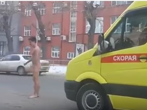 У Новосибірську голий чоловік напав на "швидку допомогу". Відео