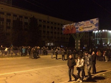 В Луганске под СБУ митингует полторы тысячи людей