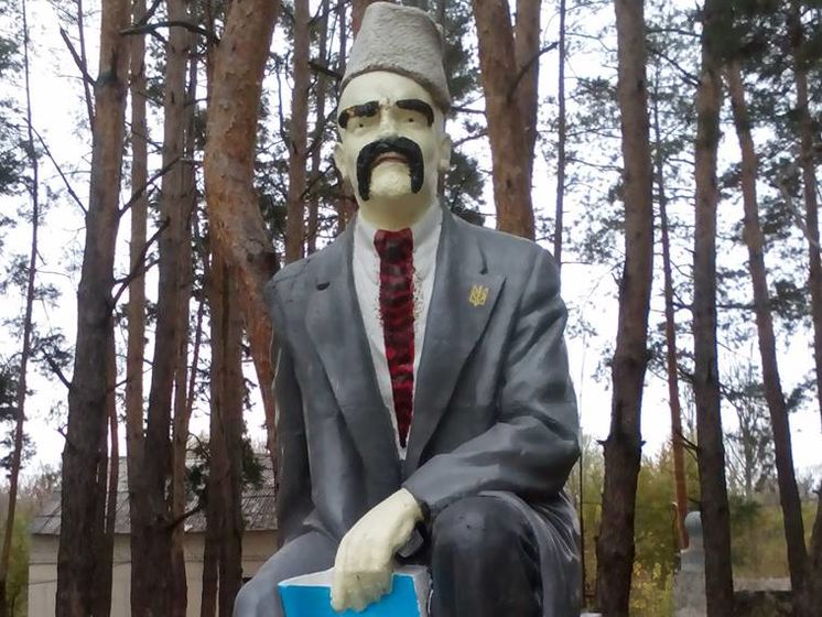 В Луганской области воины АТО перекрасили памятник Ленину в памятник Шевченко