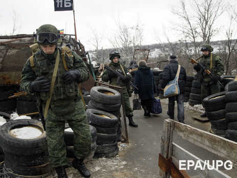 На Донбассе командование РФ арестовало троих российских военных за кражу вооружения и боеприпасов – разведка