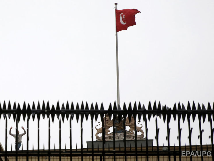 Протестующие в Стамбуле сняли флаг с генконсульства Нидерландов, заменив его на турецкий